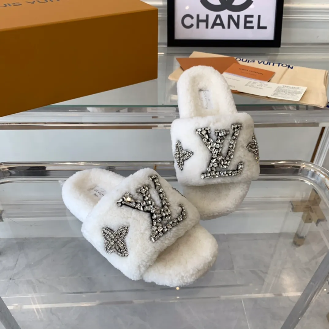 💕💕Factory direct selling price p440💕💕 LV new furry slippers, top version, made of fur and lambswool, hand-sewn with pure crystals, fashionable, low-key luxury, a must-have item for fairies, original molded non-slip rubber outsole Size: 35-40